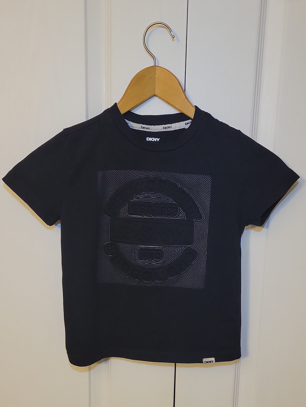 DKNY Boys Size 5 Black Graphic Tee Like New